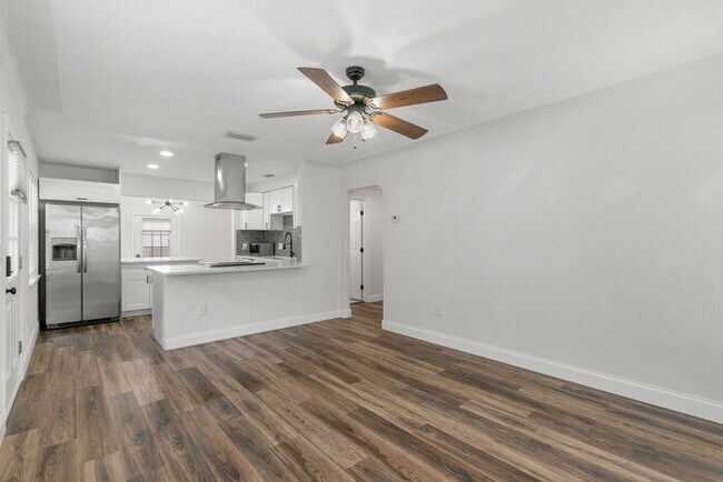 Building Photo - FULLY FENCED Home For Rent in St Petersburg!