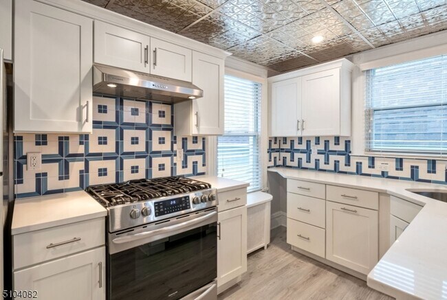 Building Photo - 204 Forest St