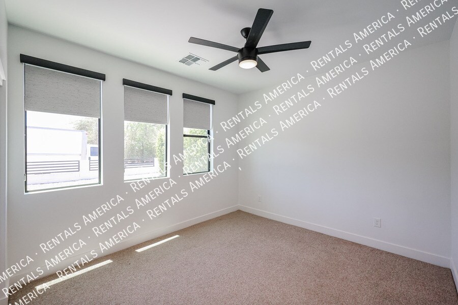 Building Photo - 2418 E Amelia Ave