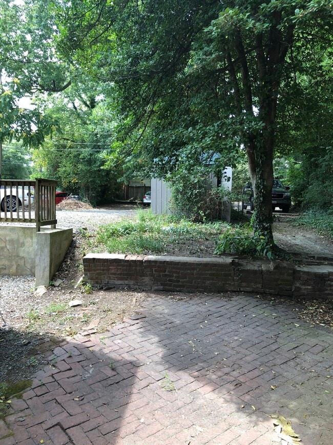 Building Photo - Spacious 4 bdrm/2 bath Home Located in Richmond's Fan District w/Balcony!!  Walking Distance to V...