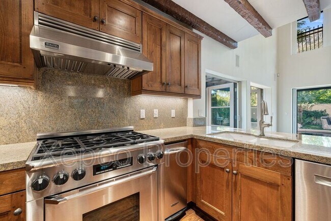 Building Photo - 175 Villaggio W