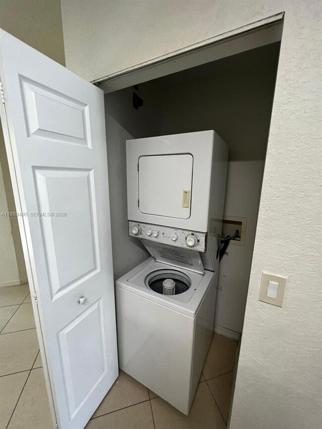 Building Photo - 1909 Hibiscus Ln