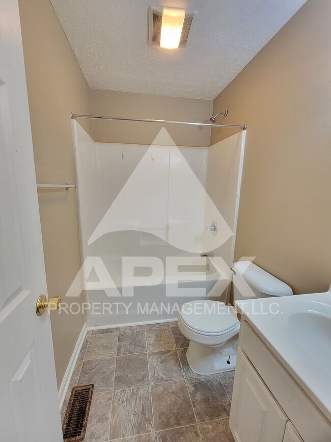 Building Photo - MOVE-IN SPECIAL,NO RENT TIL JUNE 1ST! - Nice 2 Bd | 1.5 Ba Townhouse in West Knox Condo Community!