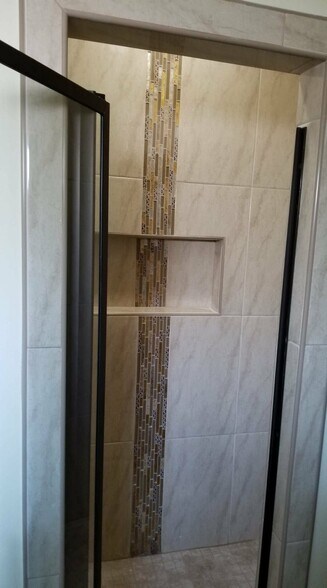 Building Photo - 709 E La Cantera Ave