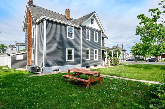 Building Photo - 324 Main St