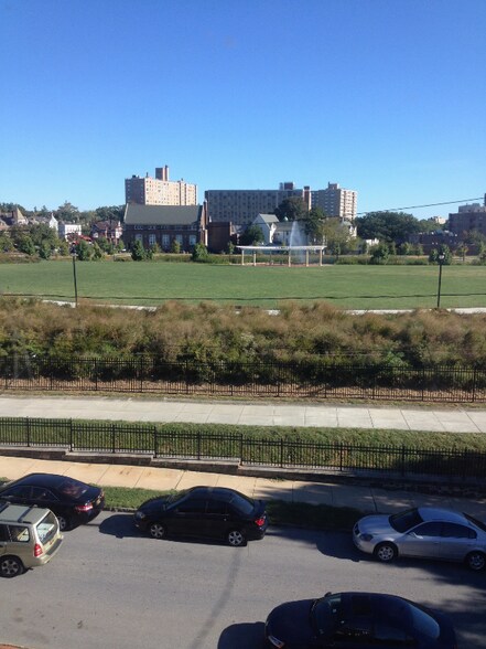 Building Photo - 1200 W 10th St