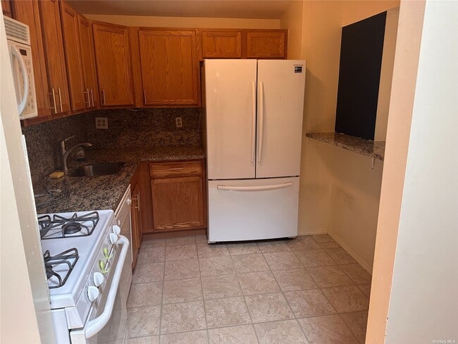 Building Photo - 82-21 Country Pointe Cir