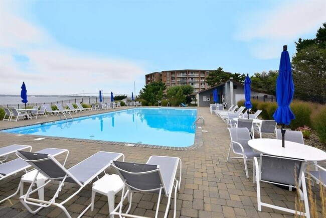 Building Photo - 1302 Capella S