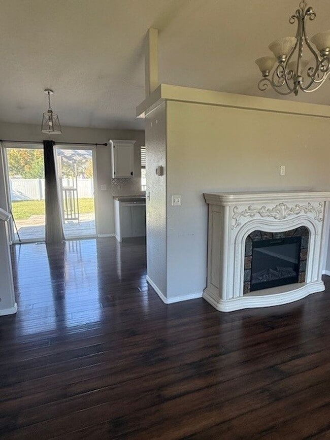 Building Photo - WELCOME TO YOUR NEW HOME! Large fenced yard. minutes from the Spokane River and Centennial Trail!...