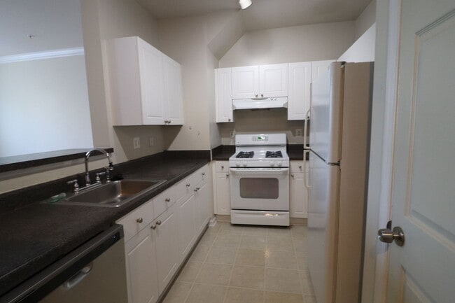 Building Photo - Rare 2BR 2BA 2 Level Condo With Garage