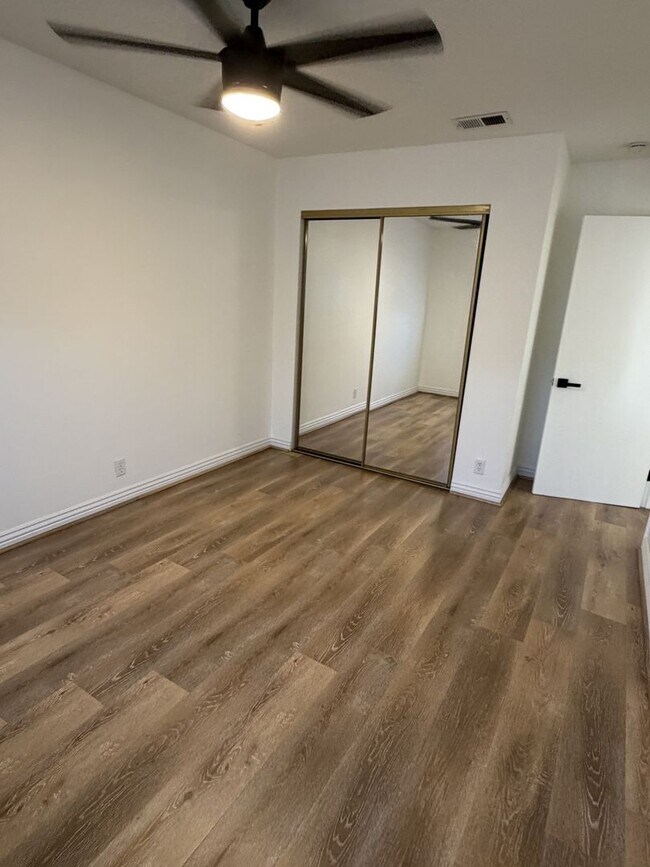 Building Photo - Updated modern townhouse 3 bed 1.5 bath