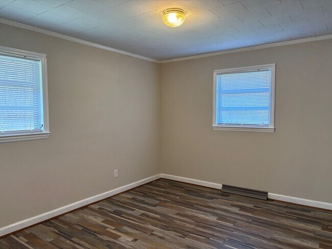 Building Photo - 3 BED, 1 BATH BRICK HOME