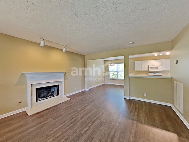 Building Photo - 2901 Summer Hollow Ct