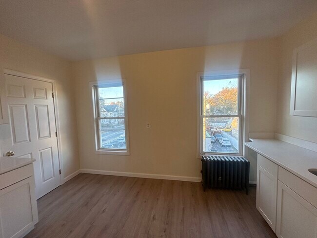 Building Photo - 394 Hollis St