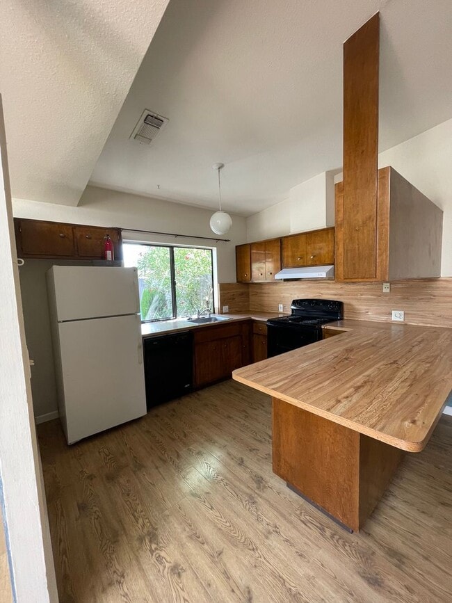 Building Photo - Updated 3 Bedroom Duplex in North Davis
