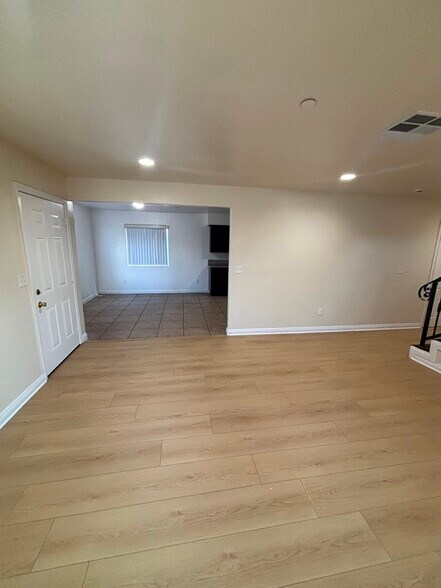 Building Photo - 203 E 109th Pl