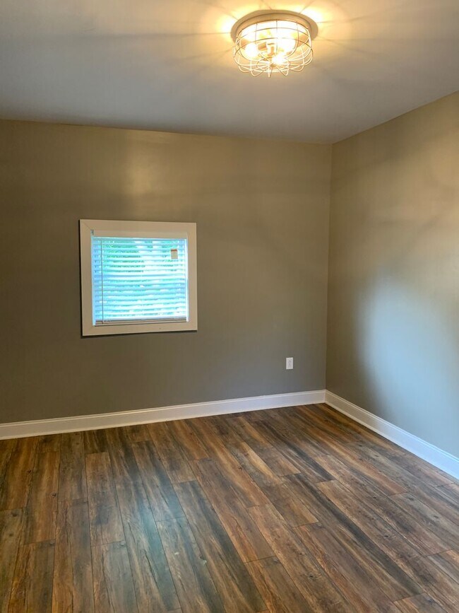 Building Photo - 544 N Sheridan Ave