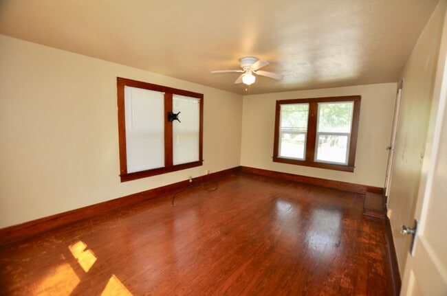 Building Photo - FOR LEASE! 1 BR - 1 BA - 1 Car Garage -  680 sf - Two-Story Apartment in a a Great Location Near ...