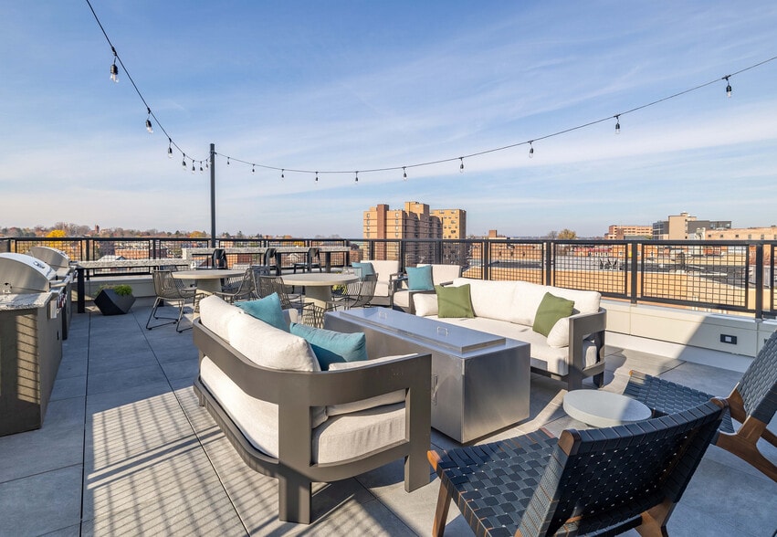 Primary Photo - 202 Queen