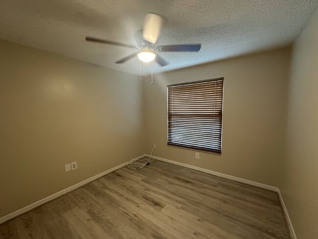 Building Photo - Convenient location close to everything!