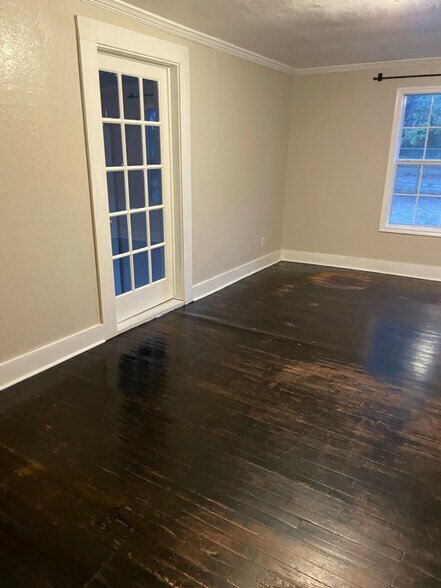 Building Photo - 3336 I-35