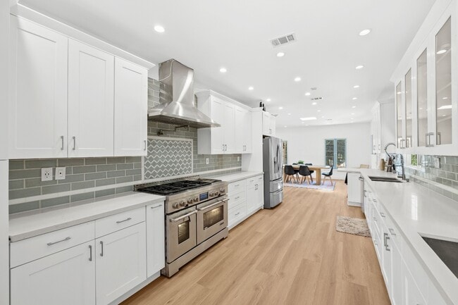 Building Photo - Traditional home | 3 bed 3 bath | Prime Pico-Robertson Area