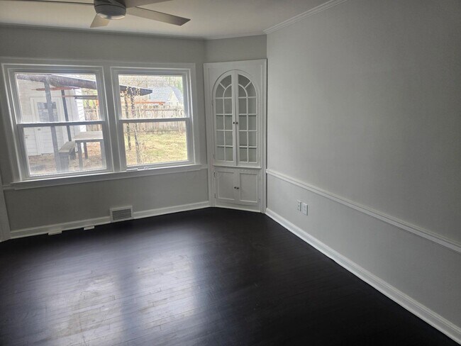 Building Photo - 3950 Riverside Dr
