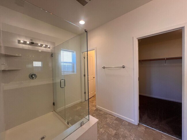 Building Photo - Luxurious 4 bedroom 3 bath family home in ...