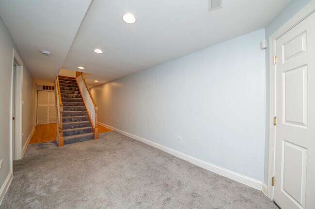 Building Photo - 911 Maple Ave