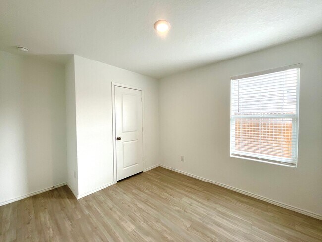 Building Photo - **APPLICATION RECEIVED** **MOVE IN SPECIAL** Beautiful 4BR/2BA Home with Fenced Yard & Garage!