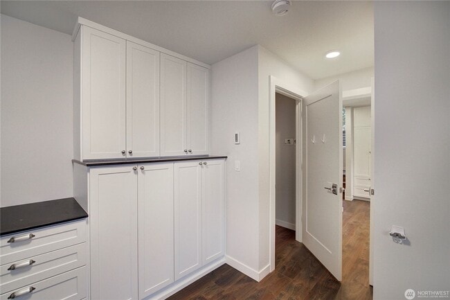 Building Photo - 2Bd/1.75Ba Seattle Townhouse