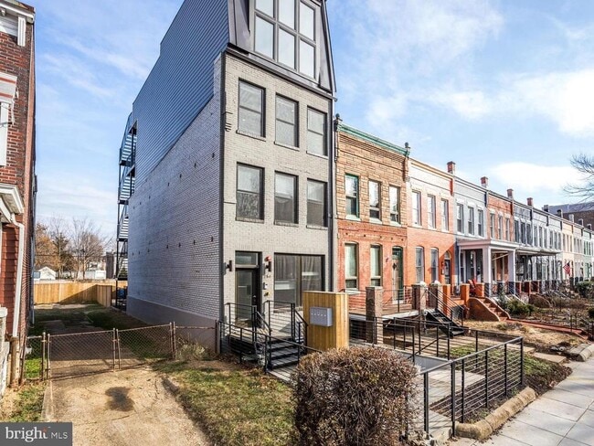 Building Photo - 254 15th St SE
