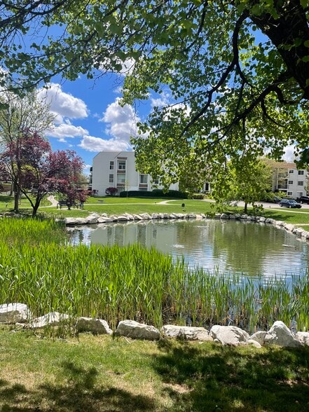 Building Photo - 1044 E Quail Park Dr