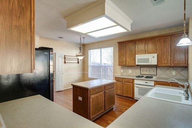 Building Photo - 4 bed Golf community for lease!