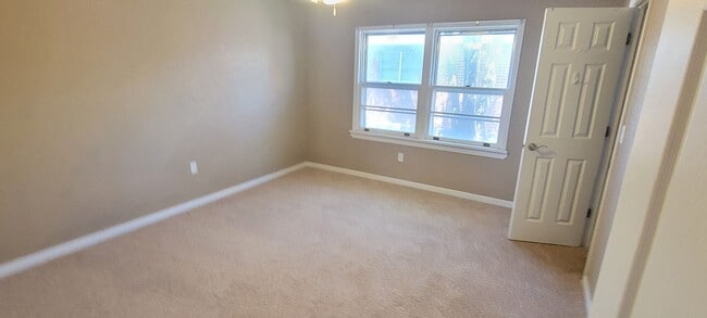 Building Photo - LARGE HOME WITH MANY UPDATES