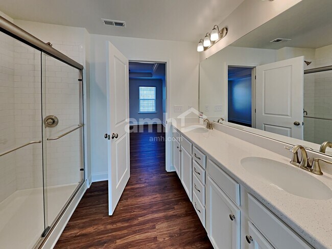Building Photo - 156 Larragan Dr