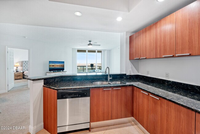 Building Photo - 231 Riverside Dr