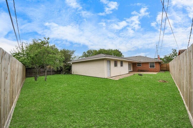 Building Photo - 3111 Tanglebriar Dr