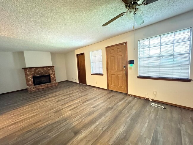 Building Photo - 3 bedroom 2 bathroom duplex In Broken Arrow!