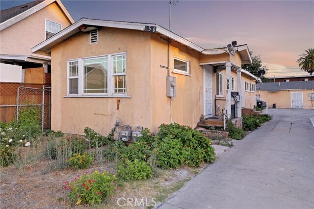 Building Photo - 950 E 48th St