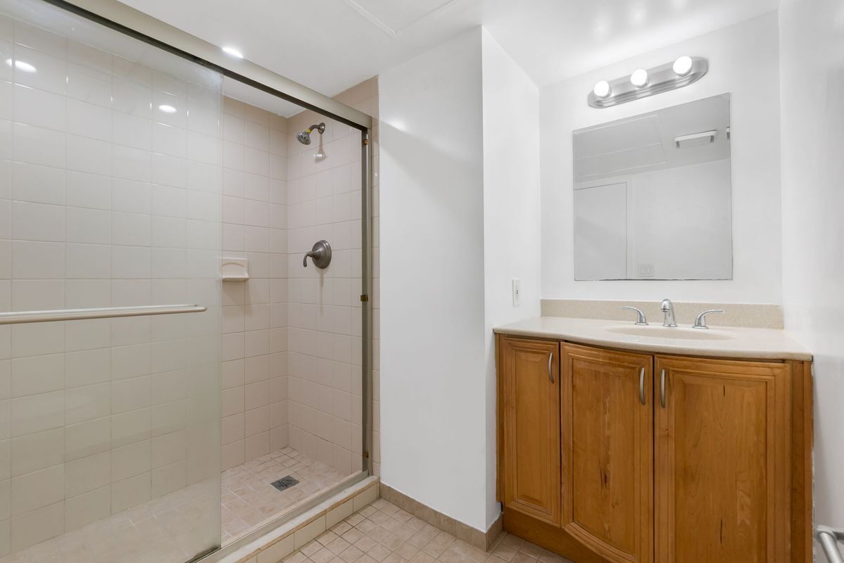 Building Photo - 3111 Oakland Shores Dr