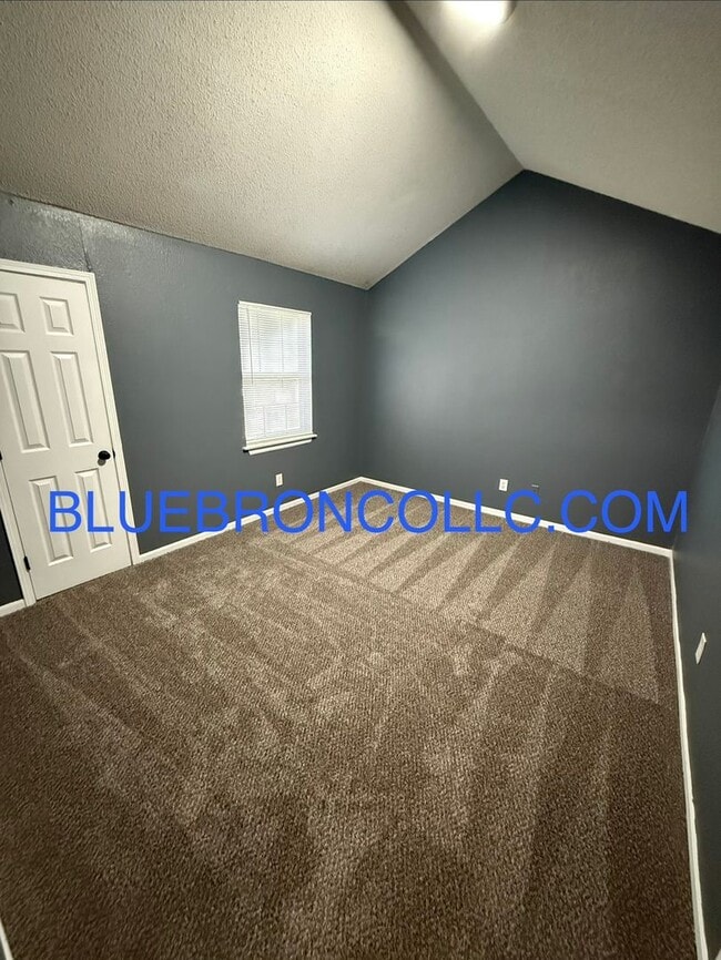 Building Photo - Spacious 3 bedroom unit with NEW Flooring and fresh paint