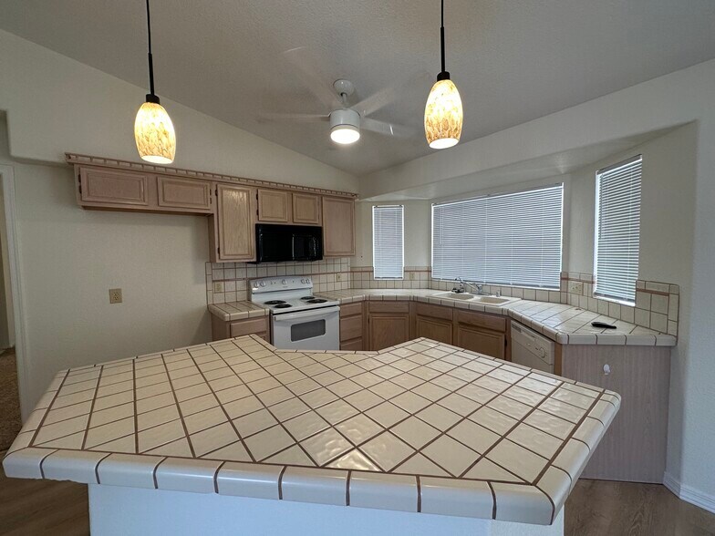 Building Photo - 3036 Ranchero Dr