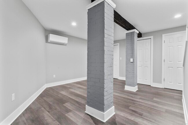 Building Photo - 548 Ferry St