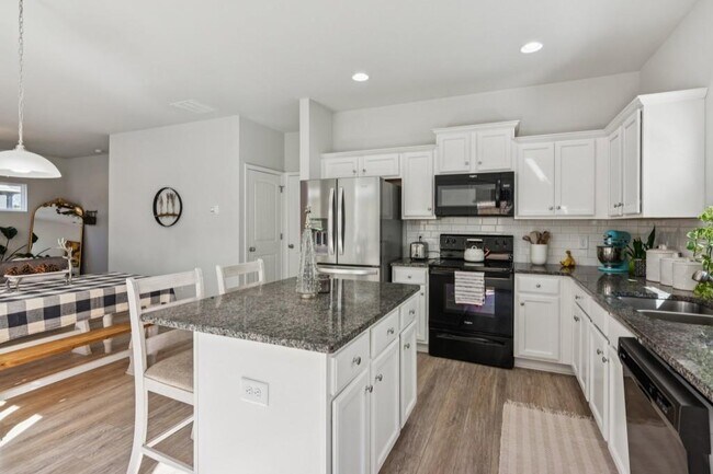 Building Photo - 566 Skye Dr