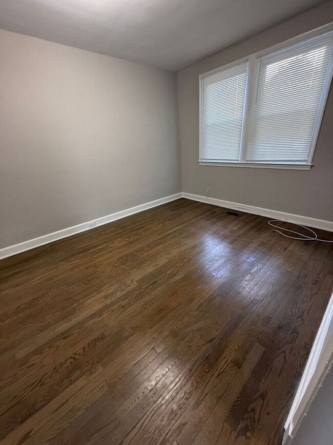 Building Photo - 935 E 41st St