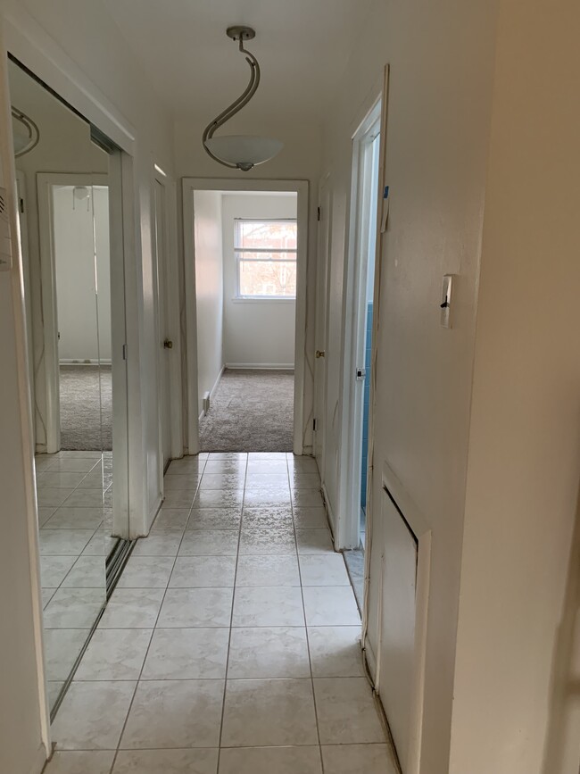 Mirrored and tile hallway - 4071 Balwynne Park Rd