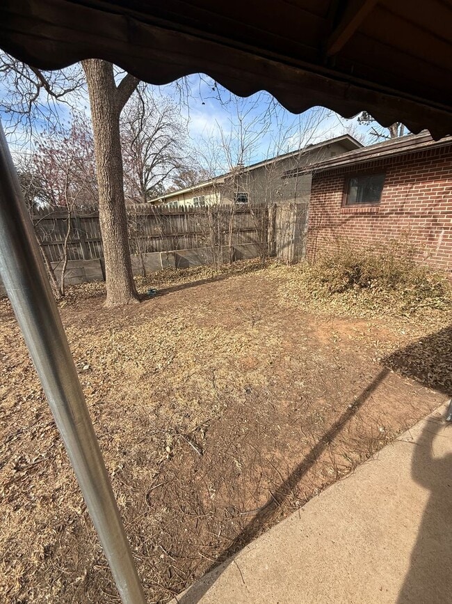 Building Photo - Available now! 4 bedroom 2 bath