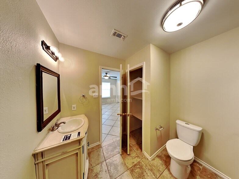 Building Photo - 10711 N Shaenridge