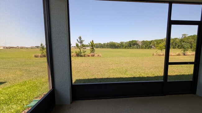 Building Photo - 3 Bedroom/ 2 Bath ready for immediate occu...